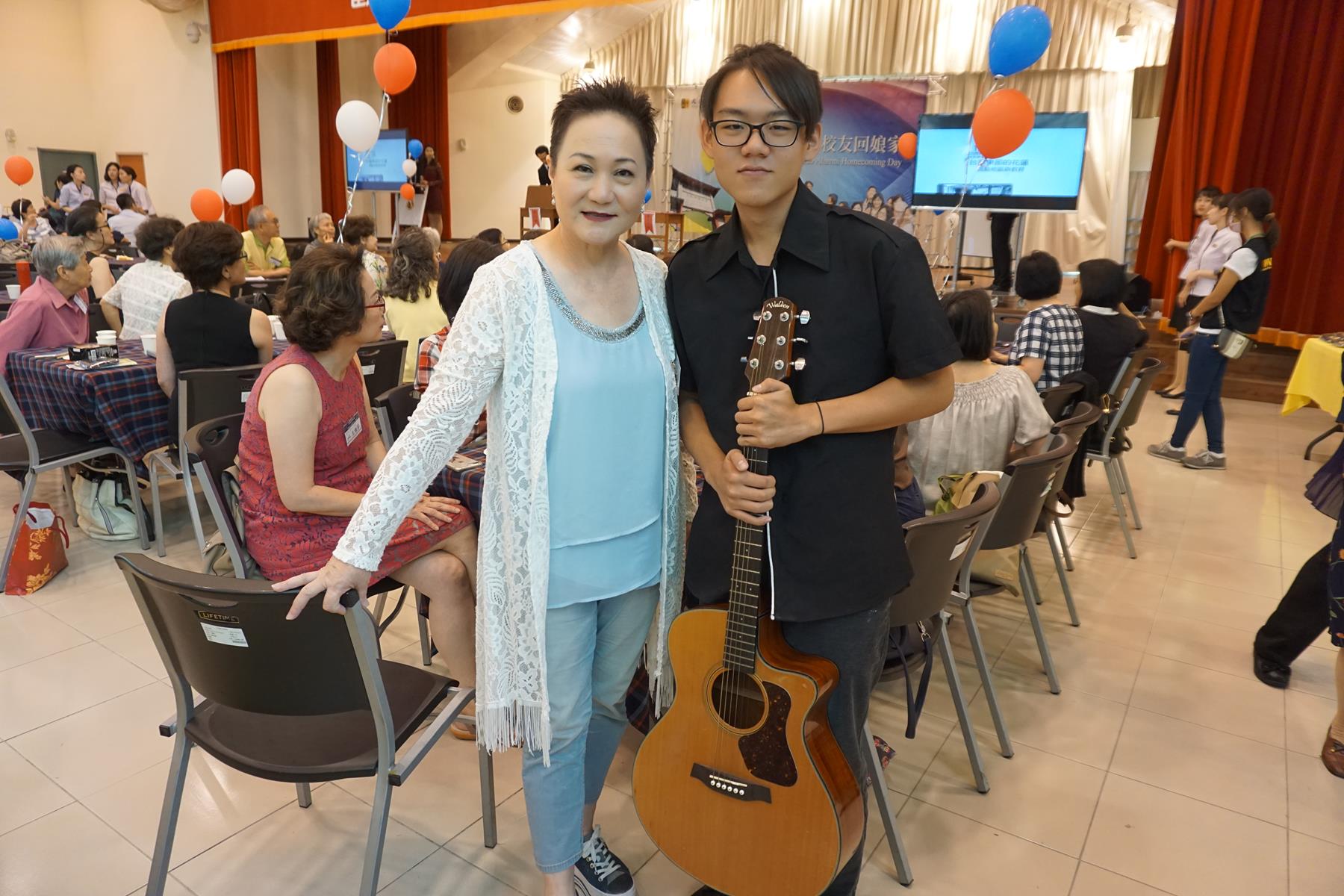 知名民歌手第8届校友邰肇玫(左)与民谣吉他社表演者刘慈弘(右)合影